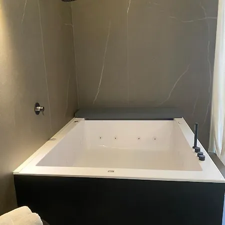 Duomo Housing Le 4*